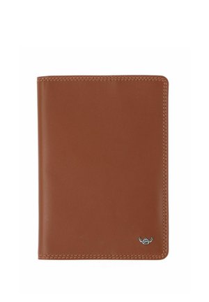 Portefeuille en cuir marron avec couture visible et petit logo en métal en forme de tête de taureau dans le coin inférieur droit, fermé et posé sur un fond blanc.