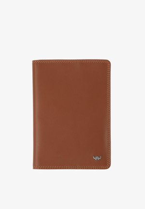 Portefeuille en cuir marron avec couture visible et petit logo en métal en forme de tête de taureau dans le coin inférieur droit, fermé et posé sur un fond blanc.