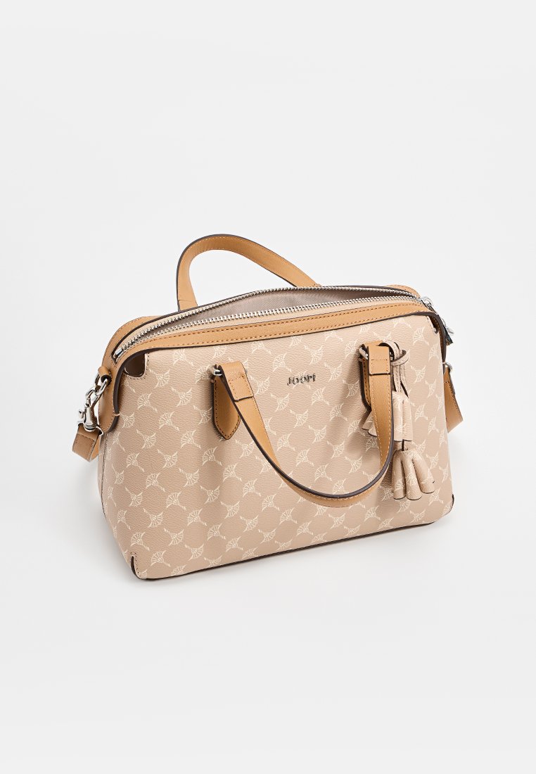 Beige Handtasche mit floralem Muster, doppelten Griffen, Reißverschlussverschluss und dekorativen Quasten, vor einem schlichten weißen Hintergrund.