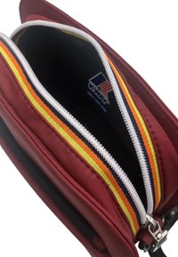 Borsa rossa con cerniera bianca. L'interno presenta strisce gialle, arancioni e blu navy. Logo Kway visibile all'interno. Materiale in tessuto leggero.