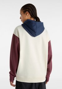 Felpa con cappuccio in crema, borgogna e blu navy. Tessuto morbido, design a blocchi di colore, polsini e orlo a coste. I dettagli includono un cappuccio con cordino.
