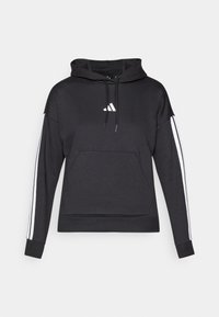 Sweatshirt preto com capuz e bolso frontal, detalhes em branco com três riscas nas mangas e um pequeno logótipo branco no peito. Textura de tecido suave.