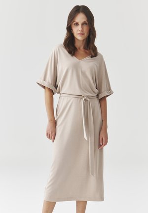 Beige Midi-Kleid mit V-Ausschnitt, kurzen umgeschlagenen Ärmeln und einem Stoffgürtel. Weiche Textur und lockere Passform. Knielange.