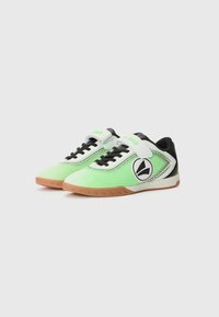 Grüne NetzsportSneaker mit schwarzen Akzenten, schwarzen Schnürsenkeln und einem Klettverschluss. Sie verfügen über eine Gummisohle und ein Logo an der Seite.