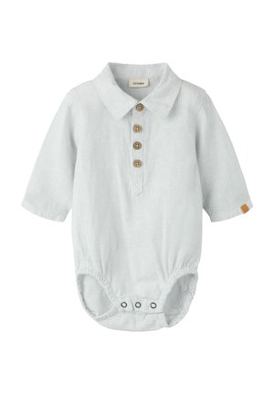 Vaaleansininen vauvanhaalari kauluksella, neljällä puisella napilla edessä, kolmella napilla alaosassa ja lyhyillä hihoilla.