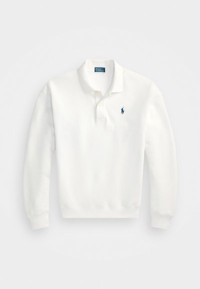 Camisa polo de manga longa branca, feita de algodão, com um colarinho clássico, dois botões e um logótipo azul bordado no lado esquerdo do peito.