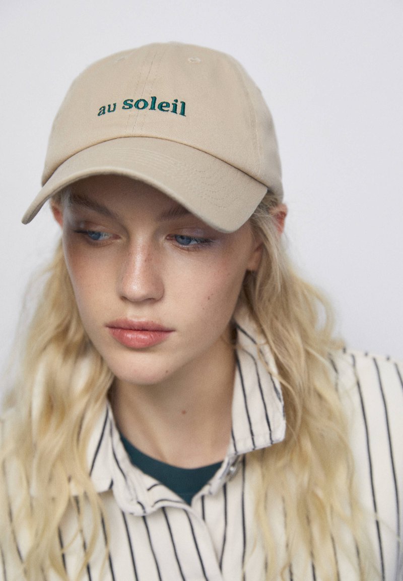 PULL&BEAR WITH SLOGAN Lippalakki beige Zalando.fi