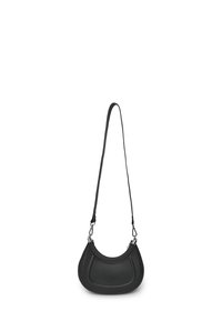 Borsa a spalla in finta pelle nera con design curva, tracolla regolabile, accessori in metallo argentato e dettagli di cucitura visibili.