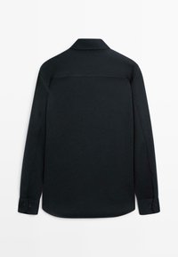 Sort langærmet skjorte med krave, der har en glat overflade og knapmanchetter, designet uden mønstre eller dekorationer.