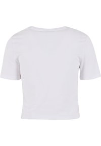 Camiseta blanca de manga corta, hecha de algodón, con cuello redondo y un diseño simple, sin adornos, con una textura suave.