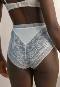 Lenjerie din dantelă bleu deschis, cu modele florale. Design cu talie înaltă, având margini din dantelă detaliate și o talie netedă.
