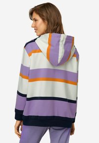 Felpa con cappuccio a righe orizzontali in lavanda, arancione e blu navy. Tessuto morbido, vestibilità comoda, con polsini e orlo a coste.
