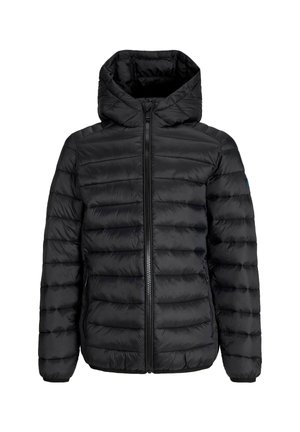 Veste matelassée noire avec capuche, dotée d'une fermeture éclair, d'un motif matelassé horizontal et d'une texture de tissu douce et brillante.