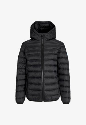 Must must tunk, millel on kapuuts, horisontaalsete õmblustega. Kantud halli topi peal ja kombineeritud laia säärega helesiniste teksade ning mustade saapatega.