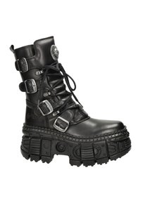 Stivale alla caviglia in pelle nera con hardware metallico, design con lacci e suola spessa e testurizzata. Presenta cinghie con fibbie e dettaglio arricciato.
