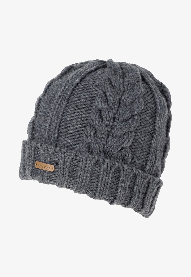 Bonnet d'hiver tricoté gris foncé avec motif torsadé et revers côtelé, avec une petite étiquette de marque rectangulaire marron.