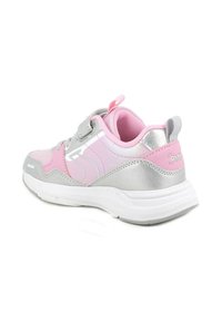 Sneakers atletici rosa e argento con una finitura testurizzata, dotati di una fascetta in velcro e suola bianca. Accentuati da un logo e un'etichetta sul retro.