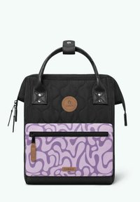 Gepolsterte schwarze Stofftasche mit Lederakzenten, ausgestattet mit einer vorderen lila Tasche mit wellenförmigem Muster, zwei Griffen und einem Logo-Patch.