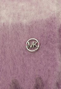 Fioletowy filc o miękkiej teksturze ma okrągłe srebrne logo z inicjałami "MK". Projekt zawiera różowy akcent.