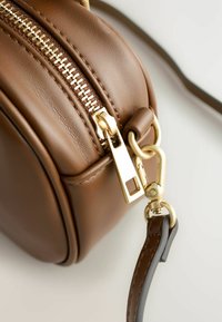 Next BOWLER CHARM - Sac à main - tan brown
