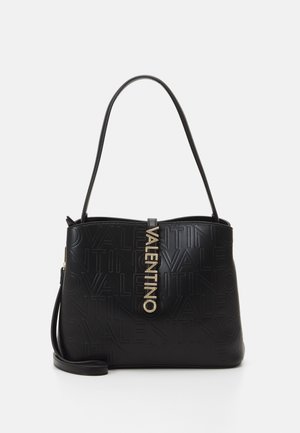 Schwarze Valentino Handtasche mit geprägtem Logo-Muster, goldfarbenem vertikalem Valentino-Logo-Anhänger und zwei Schulterriemen auf weißem Hintergrund.
