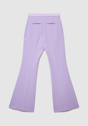 Pantaloni svasati color lilla realizzati in tessuto liscio con due tasche posteriori con cuciture orizzontali. La vita è piatta con una finitura sartoriale.