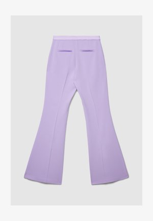 Pantaloni svasati color lilla realizzati in tessuto liscio con due tasche posteriori con cuciture orizzontali. La vita è piatta con una finitura sartoriale.