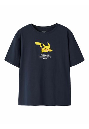 T-shirt bleu marine avec un motif jaune Pikachu centré et le texte : « PIKACHU ELECTRIC TYPE #0025 » sous le personnage.