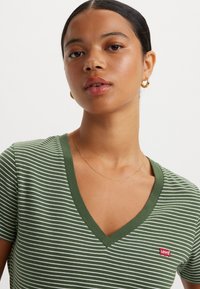 Levi's® THE PERFECT TEE V-NECK - Paprasti marškinėliai - annalise black forest