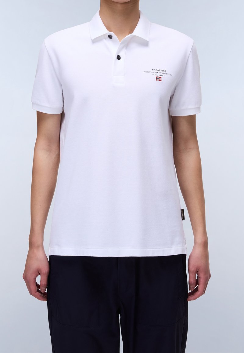 Polo shirt blanc avec col, patte de boutonnage à trois boutons et manches courtes. Présente un logo et un texte imprimé sur la partie gauche de la poitrine. Tissu en mélange de coton.