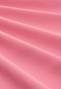 Tejido rosa suave con un acabado mate, que presenta suaves ondas y pliegues, resaltando su textura suave y su color intenso.