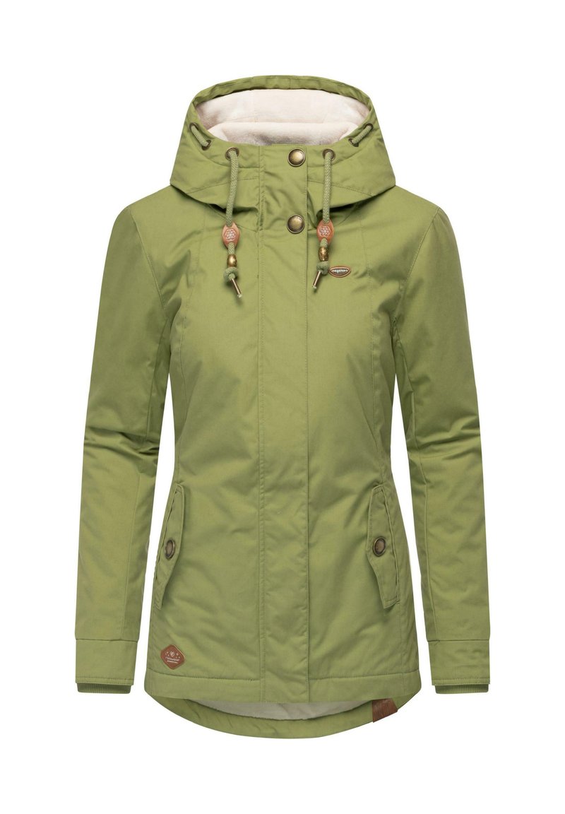 Giacca impermeabile verde con cappuccio, dotata di foderato in pile, due tasche laterali e dettagli con cordino. Superficie esterna liscia, design elegante.