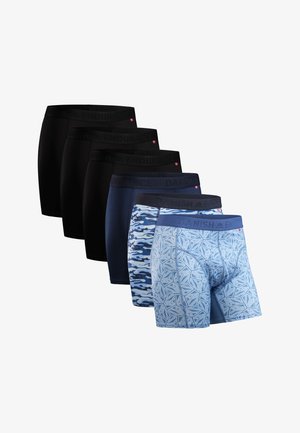 Fem par par præferencer af herrebokser i forskellige farver: sort, marineblå og mønstrede lyseblå med geometriske og camouflage-designs.