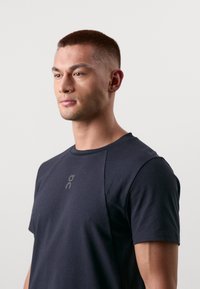On TREK - Sports T-shirts - black