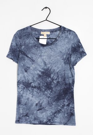T-shirt met korte mouwen en ronde hals in blauw tie-dye patroon aan een zwarte hanger tegen een witte achtergrond