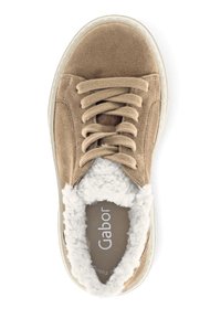 Helle Wildleder Sneaker mit strukturiertem Obermaterial, Schnürverschluss und weißem Fleece-Futter. Verfügt über eine Gummisohle und "Gabor"-Branding auf der Innensohle.