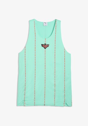 Minzgrünes ärmelloses Tanktop aus atmungsaktivem Mesh-Stoff. Es verfügt über ein zentrales schwarzes und rotes Flügel-Logo sowie wiederholte Textakzente.