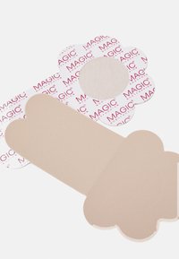 Αυτοκόλλητα παρόμοια με το χρώμα του δέρματος σε ανθισμένα και καμπυλωτά σχήματα. Ένα από τα πατρόν έχει μια κυκλική κοπή. Και τα δύο φέ�ρουν την επωνυμία "MAGIC" σε κόκκινο χρώμα πάνω σε λευκό.