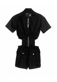 Mono negro con diseño de cuello, mangas cortas, cintura elástica, cierre de cremallera y dos bolsillos frontales con botones a presión.