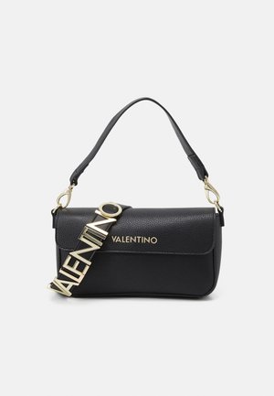 Zwarte Valentino leren schoudertas met gouden logo aan de voorkant en een grote afneembare band met gouden letters op een witte achtergrond.