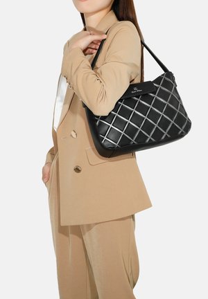 Borsa a tracolla in pelle nera con motivo a rombi trapuntato e dettagli in argento, dotata di una sola tracolla e chiusura con pattina superiore.