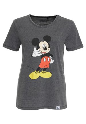 Szara bawełniana koszulka z dużym graficznym wzorem Myszki Miki z czarnymi uszami, czerwonymi spodenkami i żółtymi butami. Okrągły dekolt, krótkie rękawy.