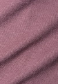 Tessuto rigato rosa porpora morbido con pieghe delicate e sottili dettagli di texture verticale.