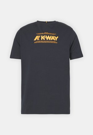 Temno moder majica s kratkimi rokavi iz bombaža, na hrbtni strani pa je rumena grafika z logotipom K-Way. Okrogla izreza, sproščen kroj.