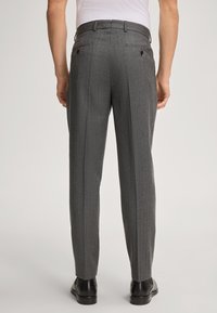 Pantaloni grigi a righe con una vestibilità su misura, dotati di due tasche posteriori con chiusura a bottone e passanti per cintura. Il tessuto ha una texture liscia.