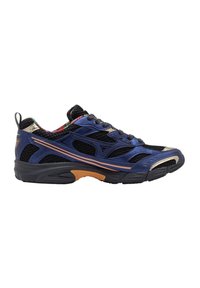 Chaussure de sport bleue avec des empiècements en mesh et en synthétique, dotée d'une semelle en caoutchouc, d'accents orange contrastants et d'un design texturé noir.