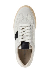 Weißer Sneaker aus glattem Wildleder mit flauschiger Textur. Verfügt über einen schwarzen Seitenstreifen und ein traditionelles Schnürdesign. Cremefarbene Gummisohle.