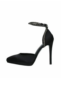 Décolleté nera con tacco alto, punta affilata, materiale satinato elegante, cinturino alla caviglia con accenti metallici e tacco a spillo.