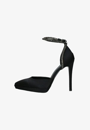 Décolleté nera con tacco alto, punta affilata, materiale satinato elegante, cinturino alla caviglia con accenti metallici e tacco a spillo.