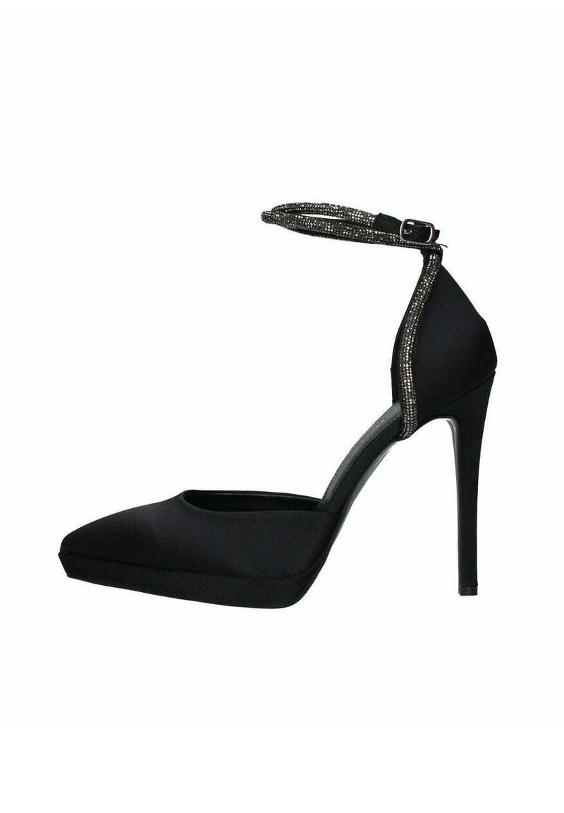 Décolleté nera con tacco alto, punta affilata, materiale satinato elegante, cinturino alla caviglia con accenti metallici e tacco a spillo.